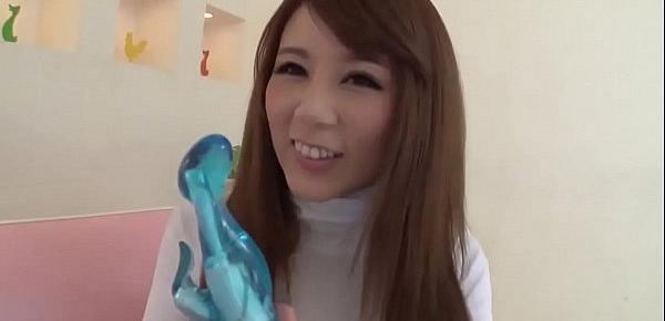  Maki Koizumi shows off impressive skills with toys  - More at Japanesemamas com